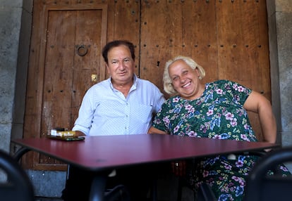 Enric e Inma, en un bar del pueblo de Amer, en Girona.