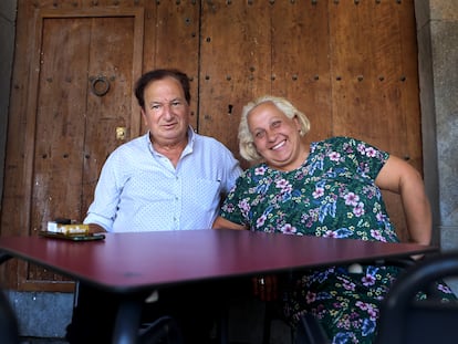 Enric e Inma, en un bar del pueblo de Amer, en Girona.