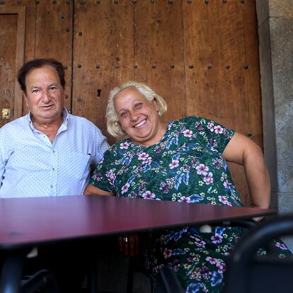 19-07-23. (DVD 1169). Enric e Inma, en un bar del pueblo de Amer, en Girona.  Jaime Villanueva