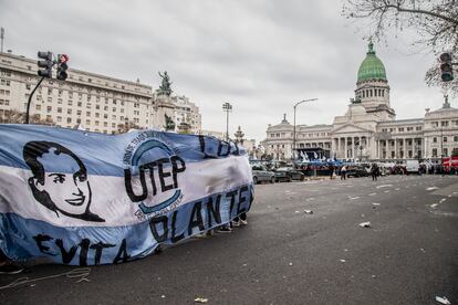 ntegrantes de la Unión de Trabajadores de la Economía Popular (UTEP) protestan frente al Congreso contra la inflación