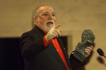 El actor Francisco Rabal con su galardón a mejor actor protagonista por 'Goya en Burdeos' en 2000.