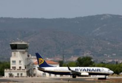 Un avi&oacute;n de la compa&ntilde;&iacute;a irlandesa Ryanair rueda por la pista del aeropuerto de Reus (Tarragona).