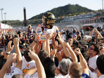 Marc Márquez celebra la victoria con su equipo en Japón.