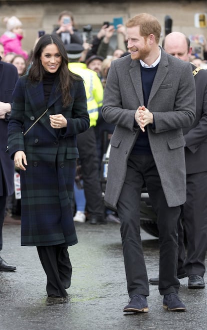 Harry e Meghan caminham pelo castelo de Edimburgo durante a primeira visita oficial do casal a Escócia, em 13 de fevereiro de 2018.