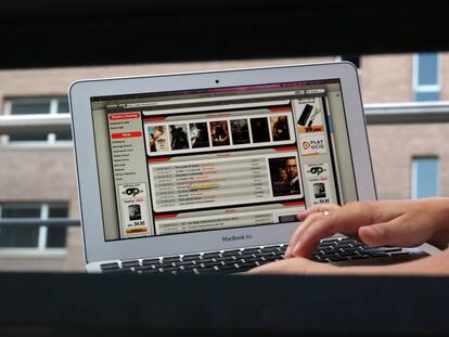 Una usuaria de internet visualiza una página de descargas de internet., de la clase a cuyos propietarios perseguirá el nuevo Código Penal.