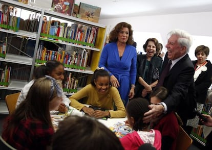 El escritor Mario Vargas Llosa y la alcaldesa de Madrid, Ana Botella, junto a niñas del colegio Isabel la Católica, en la biblioteca Vargas Llosa de la capital.