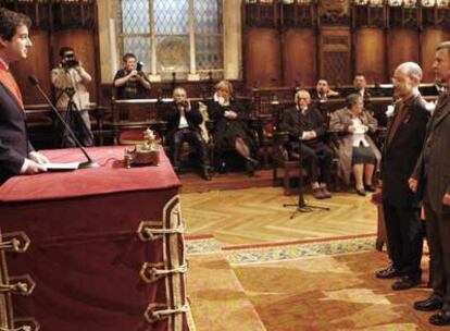 El alcalde de Barcelona, Jordi Hereu, casó el sábado a Jordi Petit, en segundo plano, con Yves Bohic.
Miguel Barroso y Carme Chacón, ayer en Barcelona.