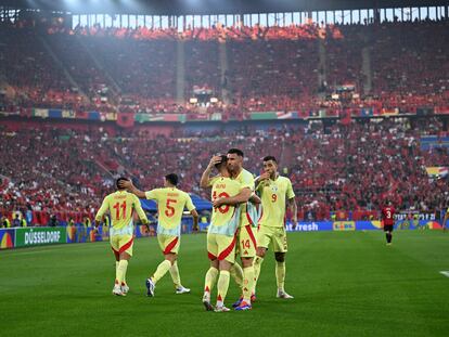 Ferran Torres celebra su gol ante Albania con Dani Olmo.