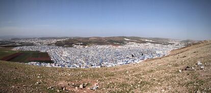 Vista de una parte de Atmeh, uno de los mayores campos de desplazados del mundo. Iniciado a finales de 2011, alberga a más de medio millón de personas. Algunos han convertido sus tiendas en humildes casas con bloques de cemento y piedras, otros viven bajo lonas colgadas entre los olivos.