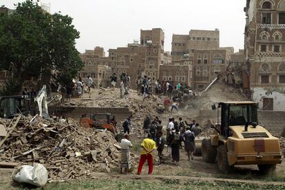 Las conversaciones intentan poner fin a meses de conflicto armado desde la conquista de la capital de Yemen, Saná, por parte de los rebeldes huthis en septiembre de 2014. En la imagen, vista general de un edificio destruido durante el bombardeo.