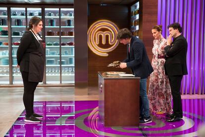 Saray frente a Jordi Cruz, Samantha Vallejo-Nájera y Pepe Rodríguez, en el cuarto programa de la octava edición de 'MasterChef'