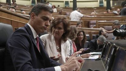 Pedro Sánchez y Carmen Calvo en la sesión de control al Gobierno.