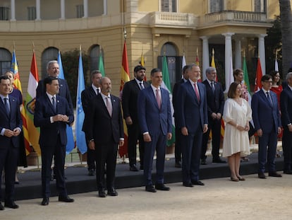Foto de familia de las autoridades asistentes a la XXVIII Conferencia de Presidentes, en Palau de Pedralbes de Barcelona, a 6 de junio de 2025, en Barcelona, Catalunya (España). Durante la conferencia se abordarán los 16 puntos de la agenda, ampliada tras la inclusión de las demandas de las Comunidades Autónomas, que contemplan entre otros asuntos la reforma de la financiación autonómica, el control de fronteras, la política migratoria, el acceso a la vivienda, la situación energética y la reforma del Poder Judicial. Por primera vez, los presidentes autonómicos pueden intervenir en las lenguas cooficiales de sus territorios con traducción simultánea.
06 JUNIO 2025
Kike Rincón / Europa Press
06/06/2025