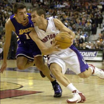 Sasha Vujacic (izqda.) de los Lakers de Los Angeles intenta detener al español José Calderón de los Raptors de Toronto.