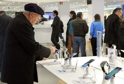 Un hombre prueba un tel&eacute;fono m&oacute;vil en una tienda  de tecnolog&iacute;a de El Corte Ingl&eacute;s de Bilbao
 