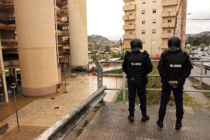 Agentes de la Comisaría General de Información han detenido al principal responsable de esta red, Maya Amaya, además de dos integrantes de la misma, que vivían en su casa: los franceses Paul Cadic y Farik Cheikh, que estaban a la espera de viajar a Siria. En la imagen agentes de la policía vigilan una calle de Melilla durante las detenciones.