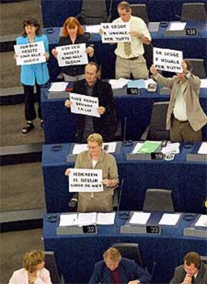 Eurodiputados exhiben carteles que dicen: "La ley es igual para todos".