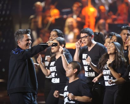El artista Alejandro Sanz actúa junto a un coro durante los premios Grammy Latinos.