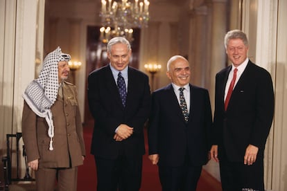 Desde la izquierda, el líder palestino Yaser Arafat; Benjamín Netanyahu; el rey Husein de Jordania; y el presidente de Estados Unidos; Bill Clinton, en Washington en 1998.