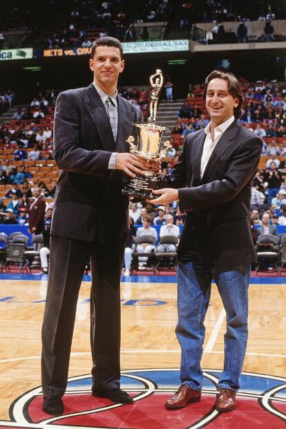 Petrovic recibe el premio al Mejor jugador europeo del año en el estadio de los Nets en New Jersay en la temoprada 1993.