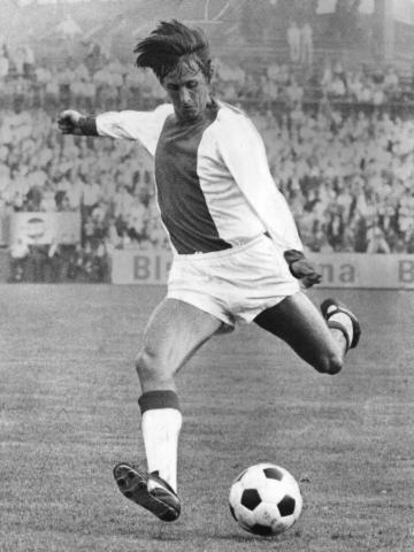 Cruyff dispara durante un Ajax-Bayern de 1973.