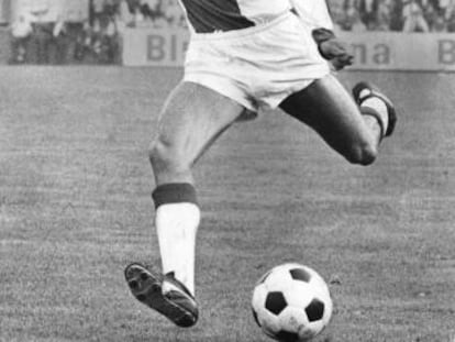 Cruyff dispara durante un Ajax-Bayern de 1973.