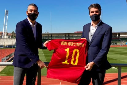 La Real Federación Española de Fútbol (RFEF) y Book your Stadium se han aliado para acercar a los aficionados a su equipo a través de experiencias innovadoras, como firmas de autógrafos virtuales o aparecer en los videomarcadores.