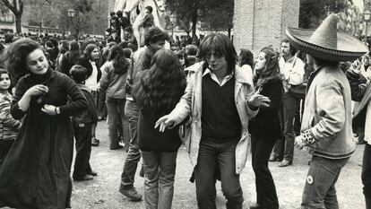 Jóvenes en la verbena en la plaza del Dos de Mayo, en Malasaña, Madrid, en 1978.