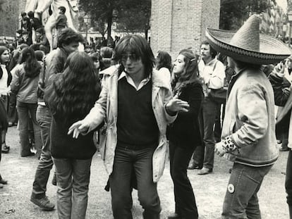Jóvenes en la verbena en la plaza del Dos de Mayo, en Malasaña, Madrid, en 1978.