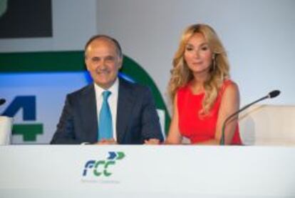 Juan Béjar y Esther Alcocer, consejero delegado y presidenta de FCC, respectivamente, hoy en Barcelona.