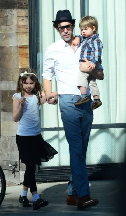 Sacha Baron Cohen, con sus hijos.