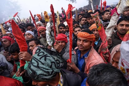 Un grupo de devotos hindúes se prepara con cuchillos este martes antes de que comience el festival Gadhimai, en Bariyarpur (Nepal).