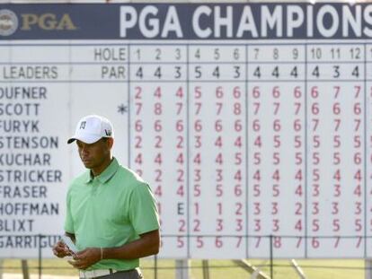 Tiger Woods, junto a la tabla de clasificación 