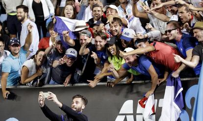 El francés Benoit Paire se fotografía con el público tras haber ganado al italiano Fabio Fognini en su segunda ronda del Abierto de Australia, el 19 de enero de 2017 en Melbourne (Australia).