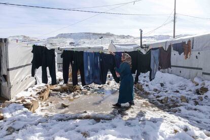 Conforme arrecia la tormenta Norma, los refugiados sirios de un asentamiento informal de Arsal (localidad libanesa en la frontera oriental con Siri) vacían sus tiendas de colchones, mantas y ropas que secan al sol.