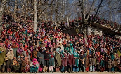 Mujeres musulmanas de Cachemira durante el funeral por uno de los manifestantes muertos en un tiroteo con las fuerzas del gobierno de la India.
