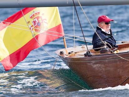 Juan Carlos I, en una regata en el barco 'Galant', el 17 de abril de 2016, en Sanxenxo.