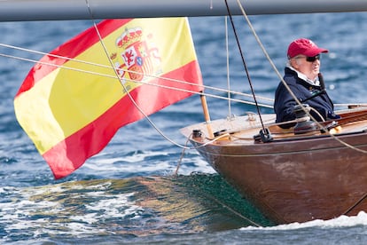 Juan Carlos I, en una regata en el barco 'Galant', el 17 de abril de 2016, en Sanxenxo.