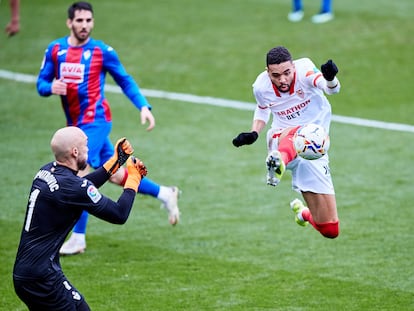 En-Nesyri trata de controlar un balón ante Dimitrovic este sábado en Ipurúa.