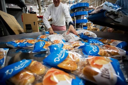 Un trabajador de Dulcesol empaqueta bollos.