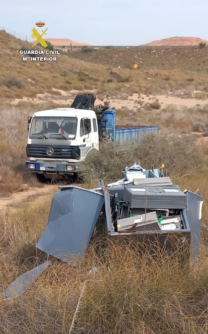 Uno de los cajeros robados por la banda, junto al camión utilizado para sustraerlo, en una imagen facilitada por la Guardia Civil.