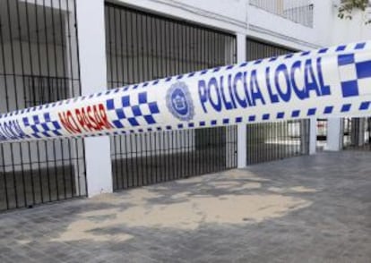 Imagen del lugar en el que cayó el cuerpo del hombre tras arrojarse desde la azotea.