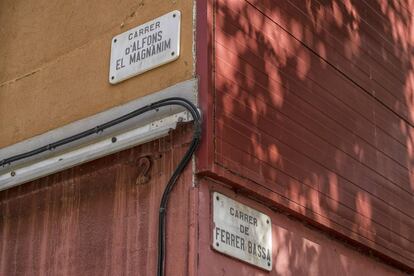 Carteles de las calles de Alfonso el Magnánimo esquina con Ferrer Bassa.