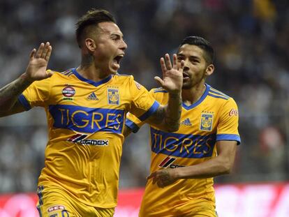 Vargas y Aquino celebran un gol.