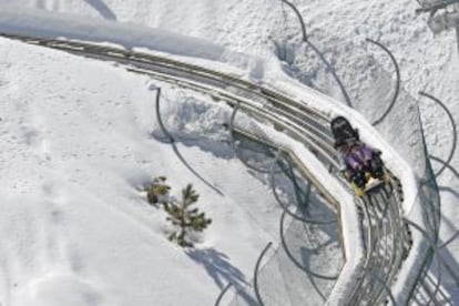 Raíles del trineo ruso, en el parque de nieve Mirlo Blanco, en Sierra Nevada.