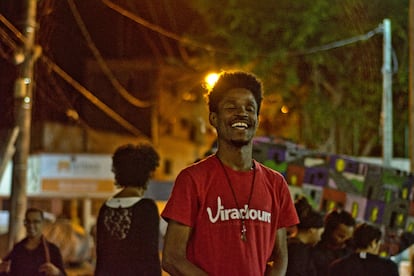 O comunicador social Alessandro Conceição participa de espetáculo no Complexo do Viradouro, em Niterói, em foto de arquivo.