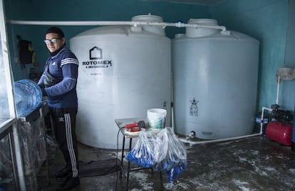 Un trabajador en una purificadora de agua en Ciudad de México.
