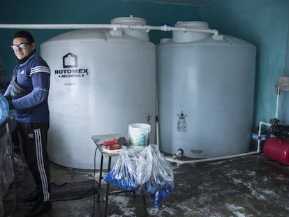 Un trabajador en una purificadora de agua en Ciudad de México.