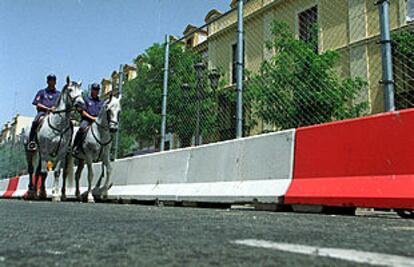 Dos policías a caballo vigilan la zona donde se alojarán los líderes europeos durante la cumbre de Sevilla.