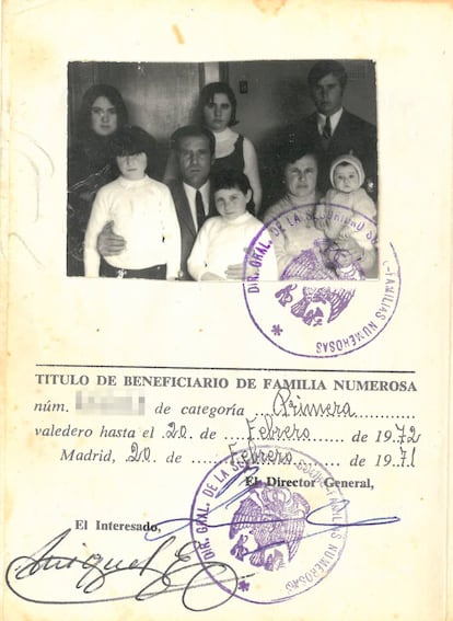 Carné de familia numerosa, en el que se ve a los padres de Joana Esteban, junto a sus hermanos, a principios de los setenta.